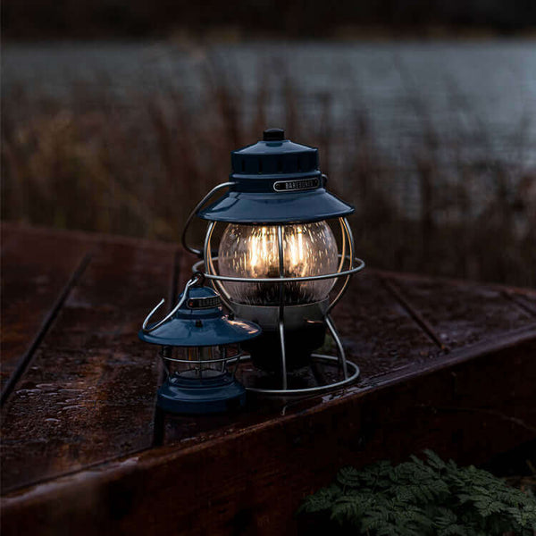 Barebones-Railroad latern-lamp-uniek-olielamp-lantaarn-hang lamp-camping lamp-stijlvol-kamperen-camping-caravan-tent-glaravans