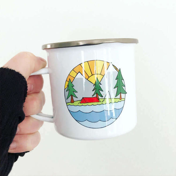 Emaille Mok Kamperen-Studio Kvinna-drinkmok-koffiemok-enamel-zonsondergang-illustratie-ontwerp-handgemaakt-kamperen-vissen-bos-sterren-kampvuur-hittebestendig-wildkamperen-tent-caravan-camper-stijlvol-camping-glaravans